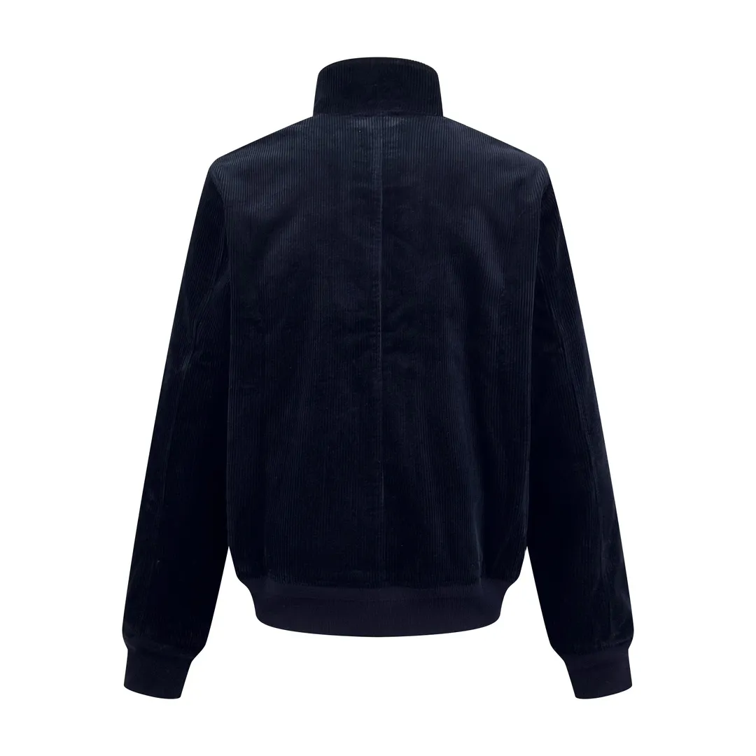 P550 Ralph Lauren embroidered corduroy jacket. Customized wide-ribbed corduroy fabric with clear texture and excellent texture. Comfortable and close to the skin. Elegantly presented with a touch of deep navy blue. Low-key and luxurious. Exquisite red pony logo embellishes it, igniting the overall vitality and passion. The stand-up collar design is simple and elegant. When the light fades, it shows subtle luster changes and is intertwined with the undulations of the wide ribs. The jacket is infused with a fresh soul and has extremely high matching flexibility. Process 1: Adopting imported machine embroidery technology and using advanced computer control systems and precision mechanical components to achieve the iconic pony embroidery operation with high precision and smooth and delicate lines. Process 2: Template machine bag opening. The preset template guides the position, shape and size of the bag opening. The accuracy ensures the quality of the bag opening effect. Process 3: Infrared positioning cutting machine uses infrared emitters and infrared receivers to achieve precise positioning of materials. The accuracy can reach the micron level, thereby meeting the effect of high-precision cutting of plaid alignment. Process 4: The fabrics have been carefully washed and have a better feel. Not easy to deform, not easy to shrink, not easy to fade, and maintain long-term beauty. Accessories: Customized 1:1 Ralph Lauren horn buckle, Customized 1:1 Ralph Lauren bronze puller, Customized 1:1 dark brown leather lanyard, Customized 1:1 Ralph Lauren trademark. Version: Loose version. Size: S M L XL